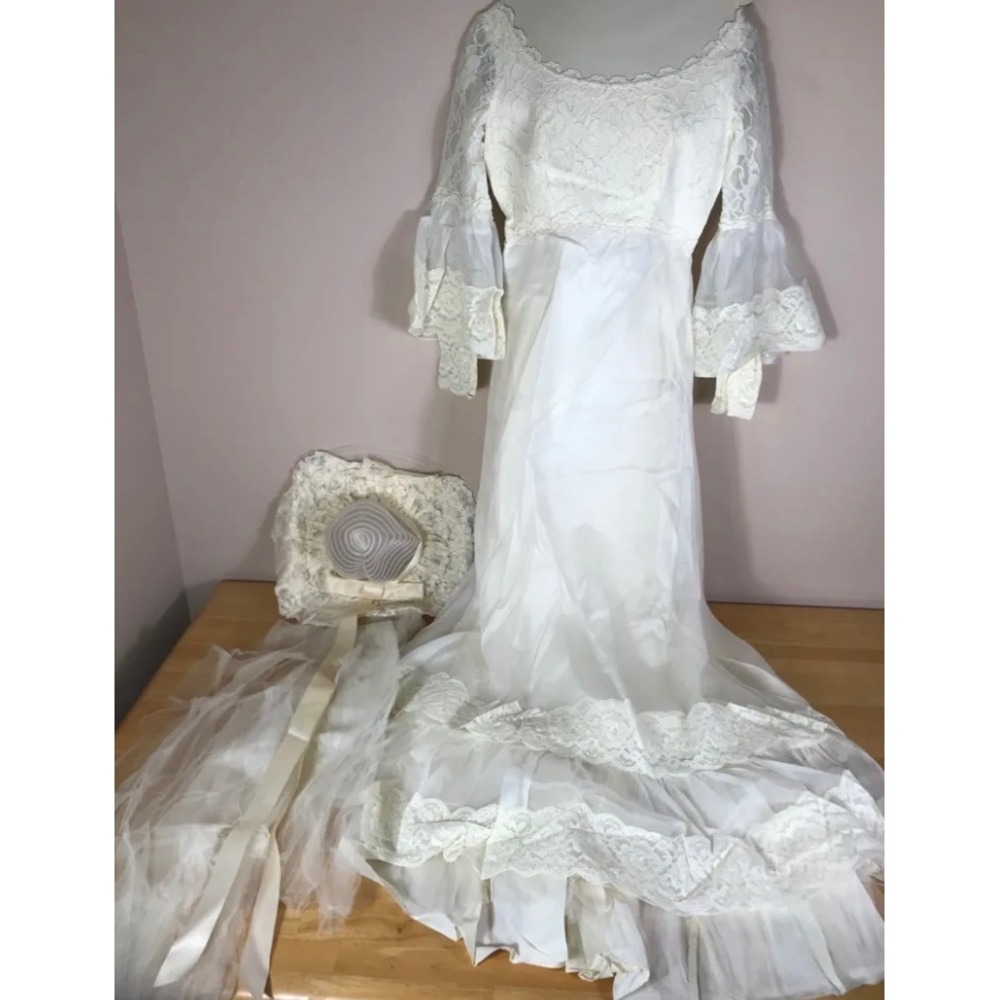 Vintage ILGWU Ivory Lace Wedding Dress Bell Sleeve Ruffle Gown with Veil Hat Set
